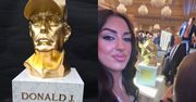 Caroline Derpienski sprezentowała Donaldowi Trumpowi... jego złote popiersie. "Podziękował"