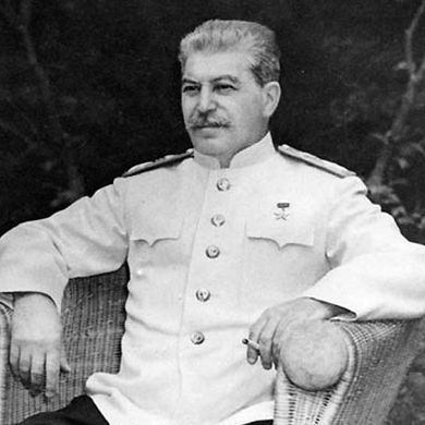 Pomnik Stalina w ruinach i chwastach