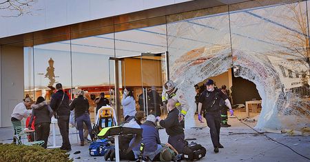 Jedna osoba nie żyje, 17 rannych po tym, jak SUV wjechał do sklepu Apple