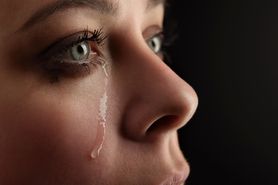 Sprawdź, jakie funkcje w organizmie pełnią łzy