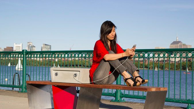 Ławka, która naładuje smartfona. Chcemy mieć to w Polsce! 1