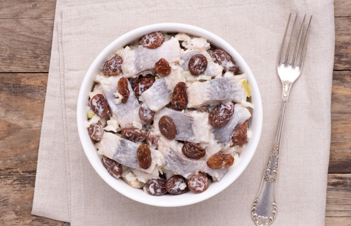 Sałatka śledziowa - charakterystyka, kalorie i wartości odżywcze, przepis