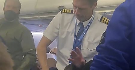 Bójka na pokładzie. Krewkich pasażerów rozdzielał kapitan samolotu