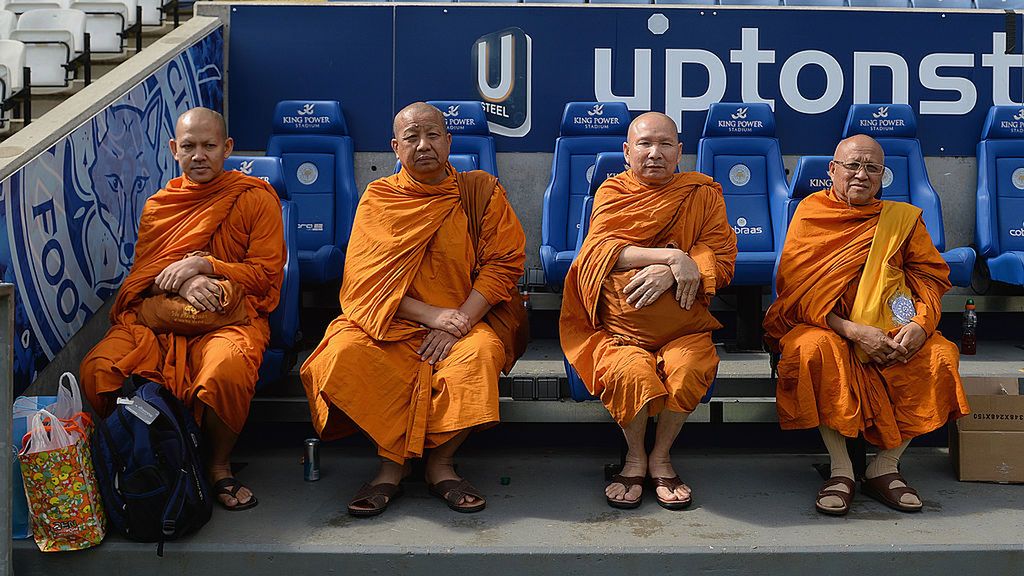 buddyjscy mnisi na stadionie Leicester