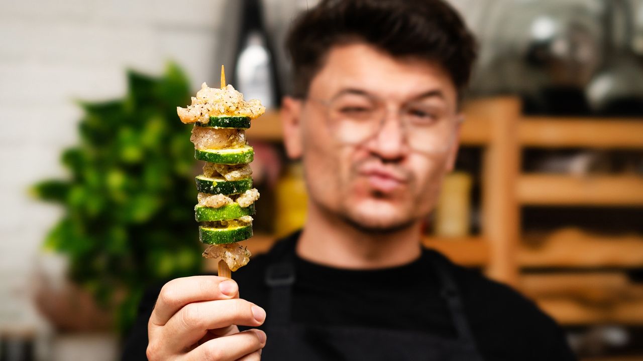 Einfach und schnell: Hähnchen- und Zucchini-Spieße aus dem Ofen