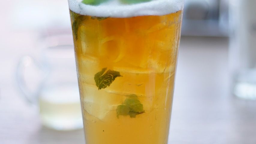 Herbata cytrynowa instant z dodatkiem cukru, przygotowana z wodą