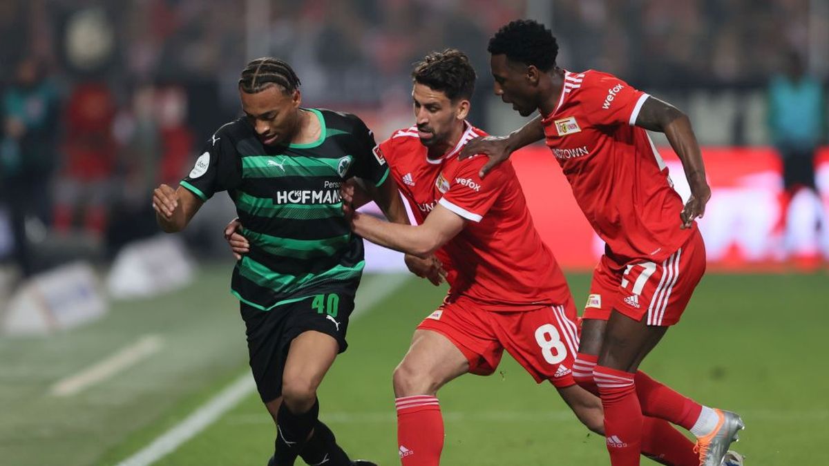 Getty Images / Martin Rose / Na zdjęciu: Jamie Leweling (z lewej) walczy o piłkę z Ranim Khedirą