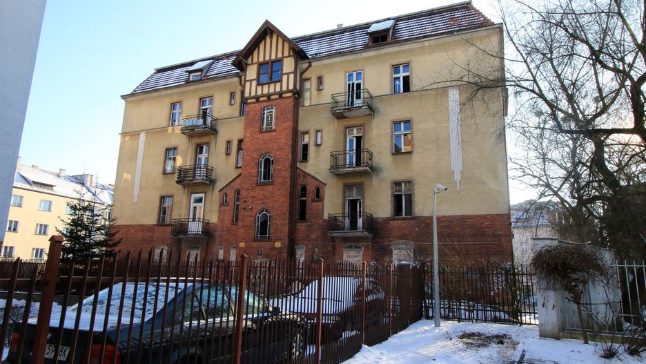 Kamienica przy Chopina 26 od strony ul. Krasińskiego. Zdjęcie z 2016 roku.