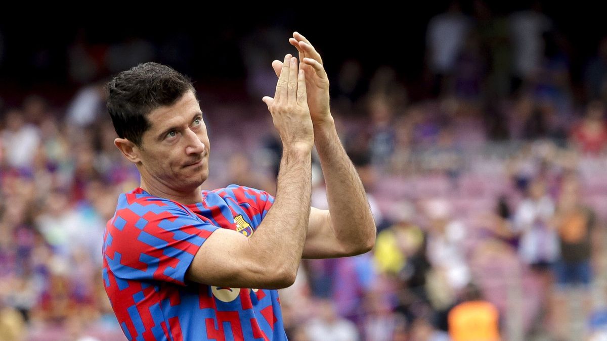 FC Barcelona's Polish striker Robert Lewandowski ahead of a Spanish LaLiga soccer match between FC Barcelona and Elche CF at Spotify Camp Nou stadium in Barcelona, Spain, 17 September 2022. EPA/Quique Garcia Dostawca: PAP/EPA.