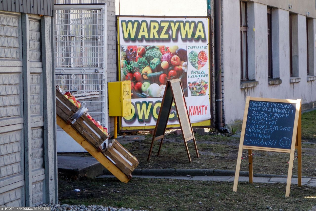 Znacznie wyższe ceny w sklepach osiedlowych. Koszyk zakupowy droższy o kilkadziesiąt złotych