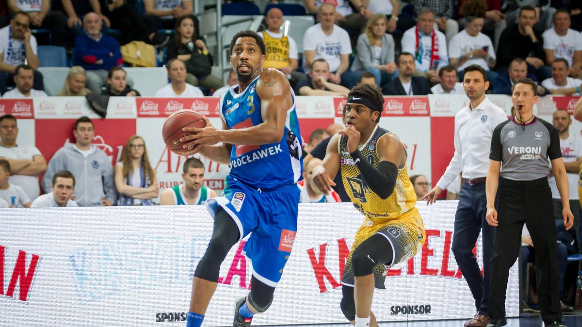 Newspix / Piotr Kieplin / PressFocus / Na zdjęciu: Chase Simon (z piłką)