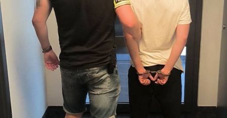 Toporkiem zbił szybę w sklepie. Podczas zatrzymania groził policjantom  i ich znieważyl