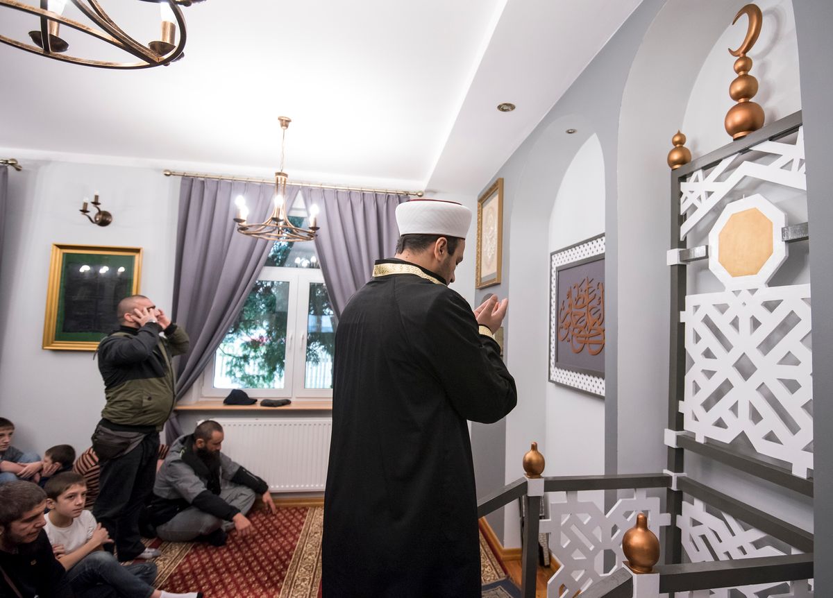 Muzułmanie dyskutują o islamofobii Polaków. Ekstremiści nakręcają spiralę emocji