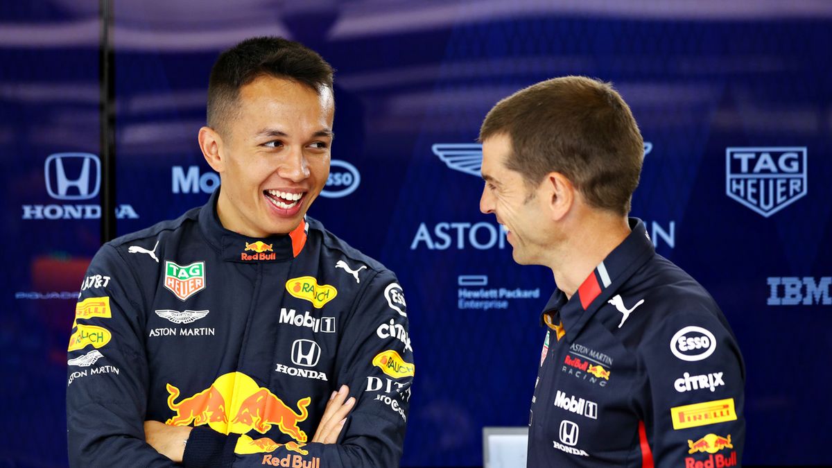 Zdjęcie okładkowe artykułu: Materiały prasowe / Red Bull / Na zdjęciu: Alexander Albon w rozmowie z mechanikiem