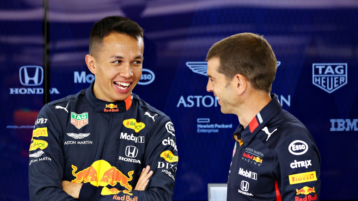 Materiały prasowe / Red Bull / Na zdjęciu: Alexander Albon w rozmowie z mechanikiem
