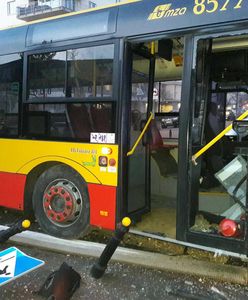 Autobus zjechał z trasy i spowodował ogromne szkody. "Nieuwaga kierowcy"