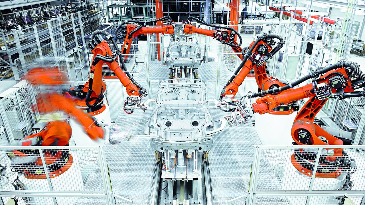 Roboty KUKA na linii produkcyjnej