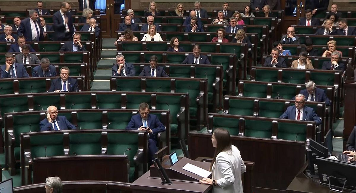 Posiedzenie Sejmu i opustoszałe ławy PiS