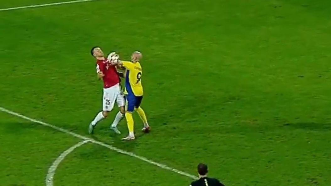 Twitter / TVP Sport / Kontrowersyjna sytuacja w meczu Arki z Wisłą