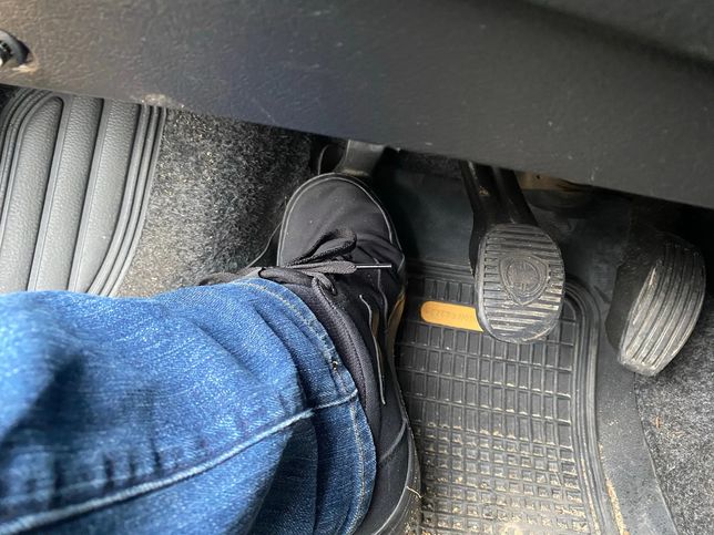 Noga na sprzęgle podczas jazdy to częsty błąd