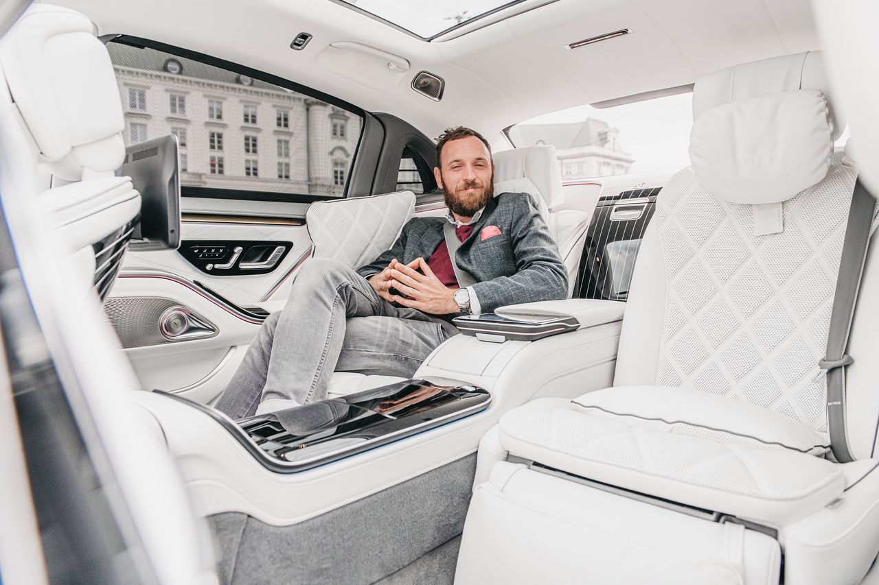 Vlog: Zaglądam do środka Mercedesa-Maybacha S680. A tam poduszki, kieliszki i... przedziwny masaż