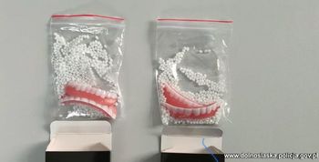 Powiat kłodzki: Stracił oszczędności przez aplikację, inny otrzymał plastikowe zęby. Dwa przypadki oszustw wobec seniorów