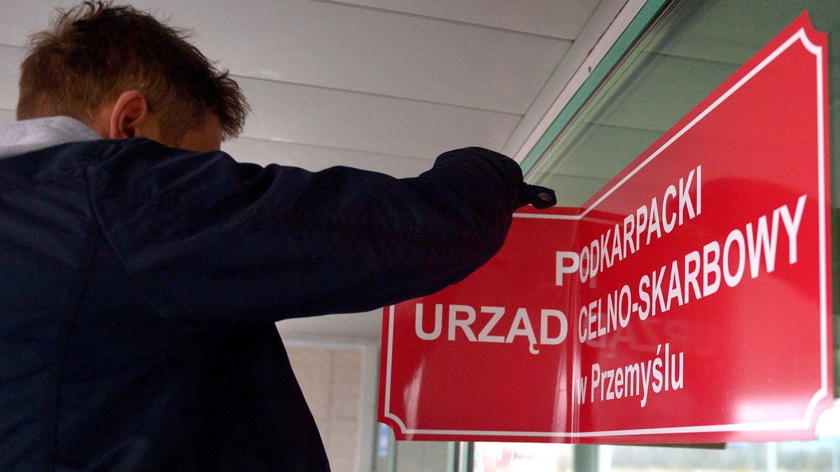 1 marca 2017 r. Zmiana tablicy na siedzibie Izby Celnej w Przemyślu. Służba Celno-Skarbowa to jednolita i umundurowana formacja w ramach KAS.