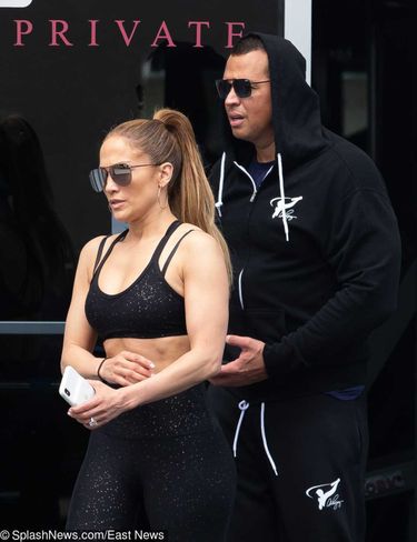 Jennifer Lopez w sportowym staniku wychodzi z siłowni z A. Rodem