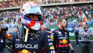 Verstappen wykorzystał potknięcie rywala. Ciasno w "generalce" F1