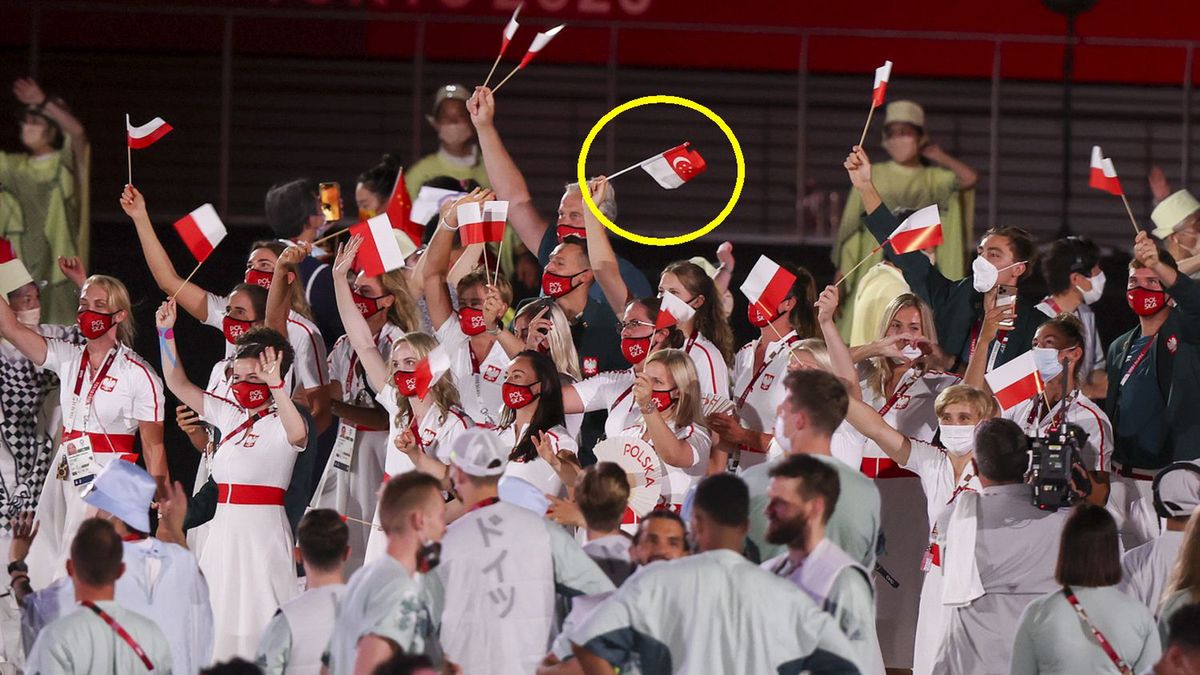 reprezentacja Polski na ceremonii otwarcia igrzysk w Tokio; jedna z zawodniczek machała flagą Singapuru