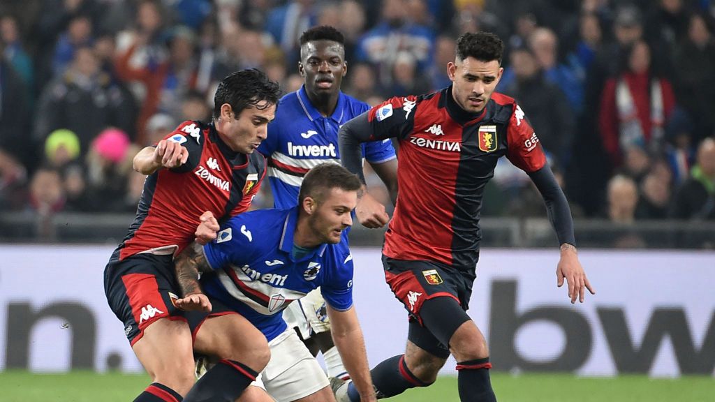 Getty Images / Paolo Rattini / Karol Linetty (w środku) w starciu z piłkarzami Genoa CFC