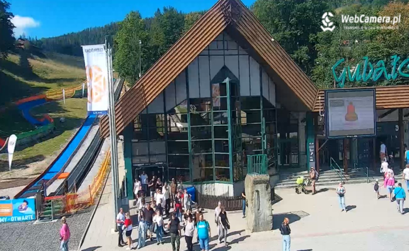 Tłumy turystów w Tatrach. Zapełnione parkingi i długie kolejki