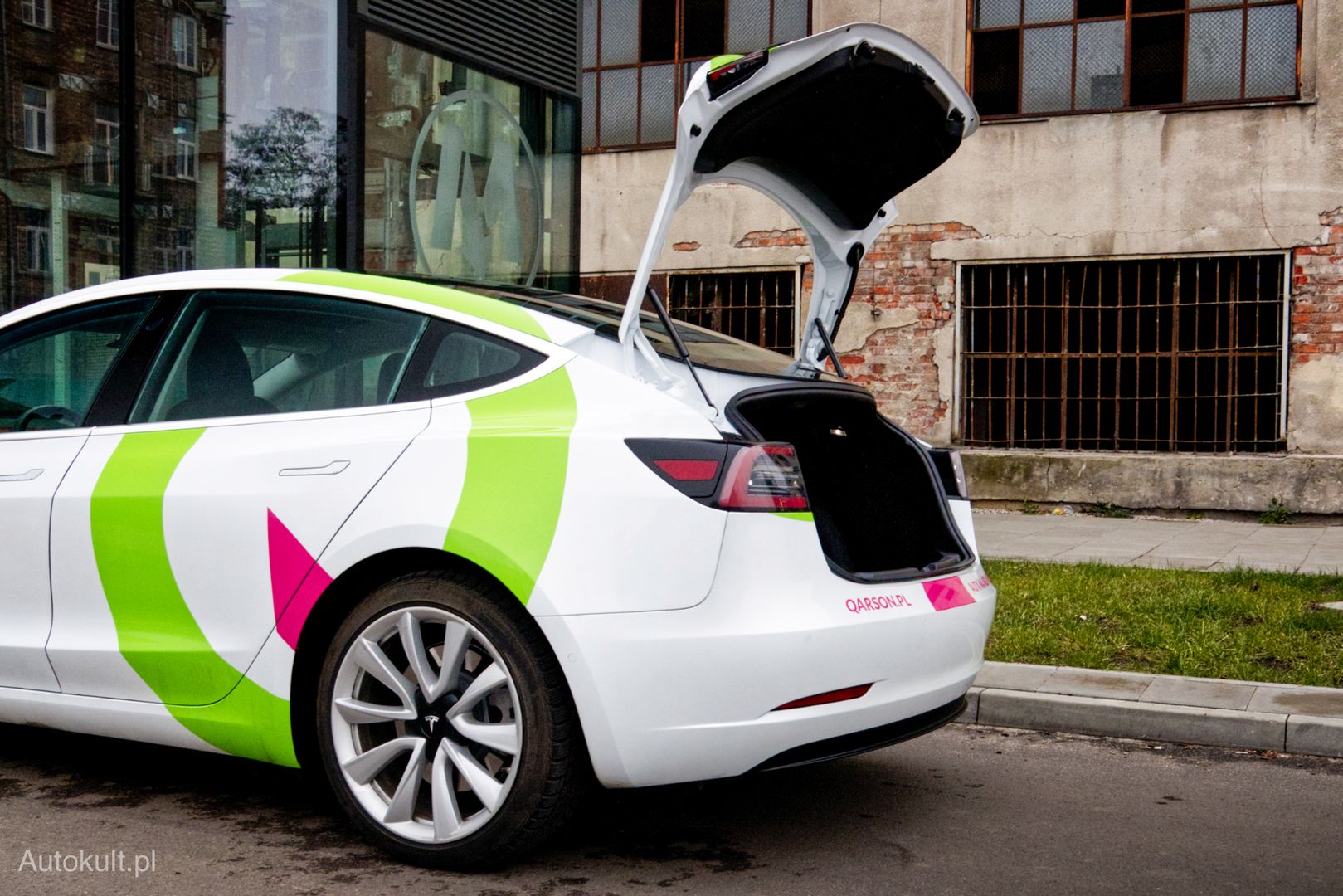 Model 3 jest sedanem, bo tylna szyba zachodzi aż nad głowy pasażerów