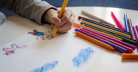 Czasy, gdy bandażowano dzieciom lewą rękę, odeszły do lamusa. "Leworęczne dzieci potrzebują wsparcia"