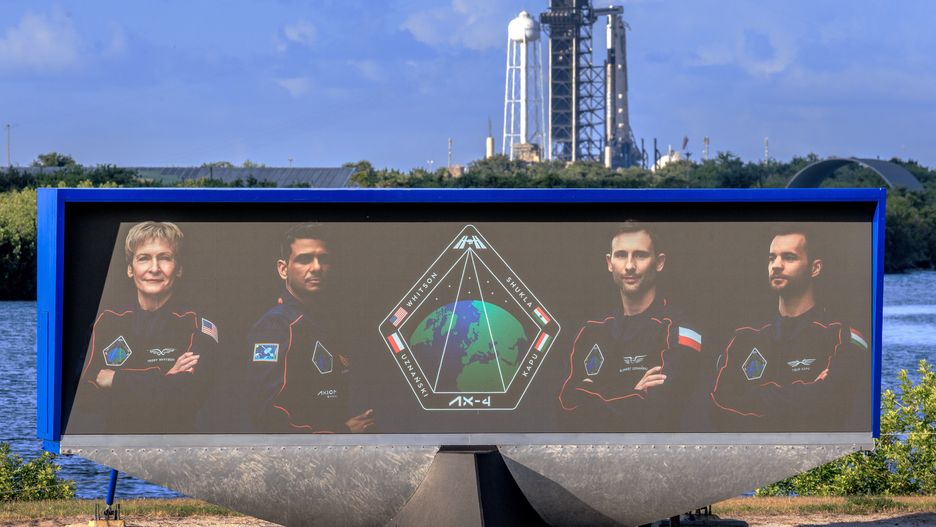epaselect epa12195815 NASA, Axiom Space, and SpaceX?s Axiom Mission 4, in a new SpaceX Dragon spacecraft on a Falcon 9 rocket, is docked at Launch Complex 39A as part of launch preparations at Kennedy Space Center in Florida, USA, 24 June 2025. Axiom Mission 4 marks the fourth private astronaut mission to the International Space Station. According to NASA, Peggy Whitson, a former NASA astronaut and director of human spaceflight at Axiom Space, will command the commercial mission, while ISRO (Indian Space Research Organisation) astronaut Shubhanshu Shukla will serve as pilot. The two mission specialists are ESA (European Space Agency) project astronaut Slawosz Uznanski-Wisniewski of Poland and Tibor Kapu of Hungary. EPA/CRISTOBAL HERRERA-ULASHKEVICH Dostawca: PAP/EPA.