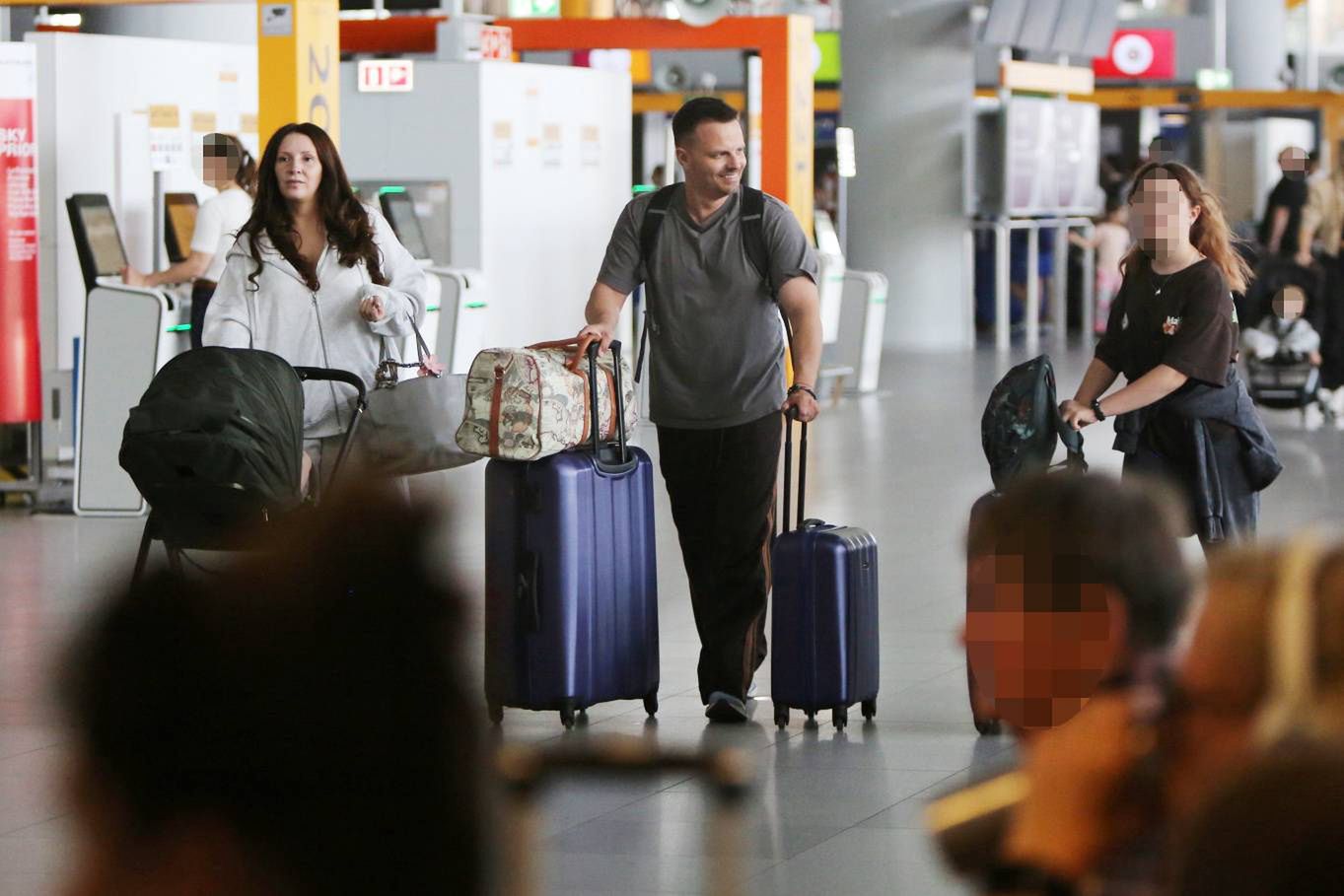 Marcin Hakiel i Dominika Serowska z dziećmi na lotnisku