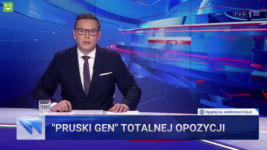 Prowadzący "Wiadomości" Michał Adamczyk i środowy pasek