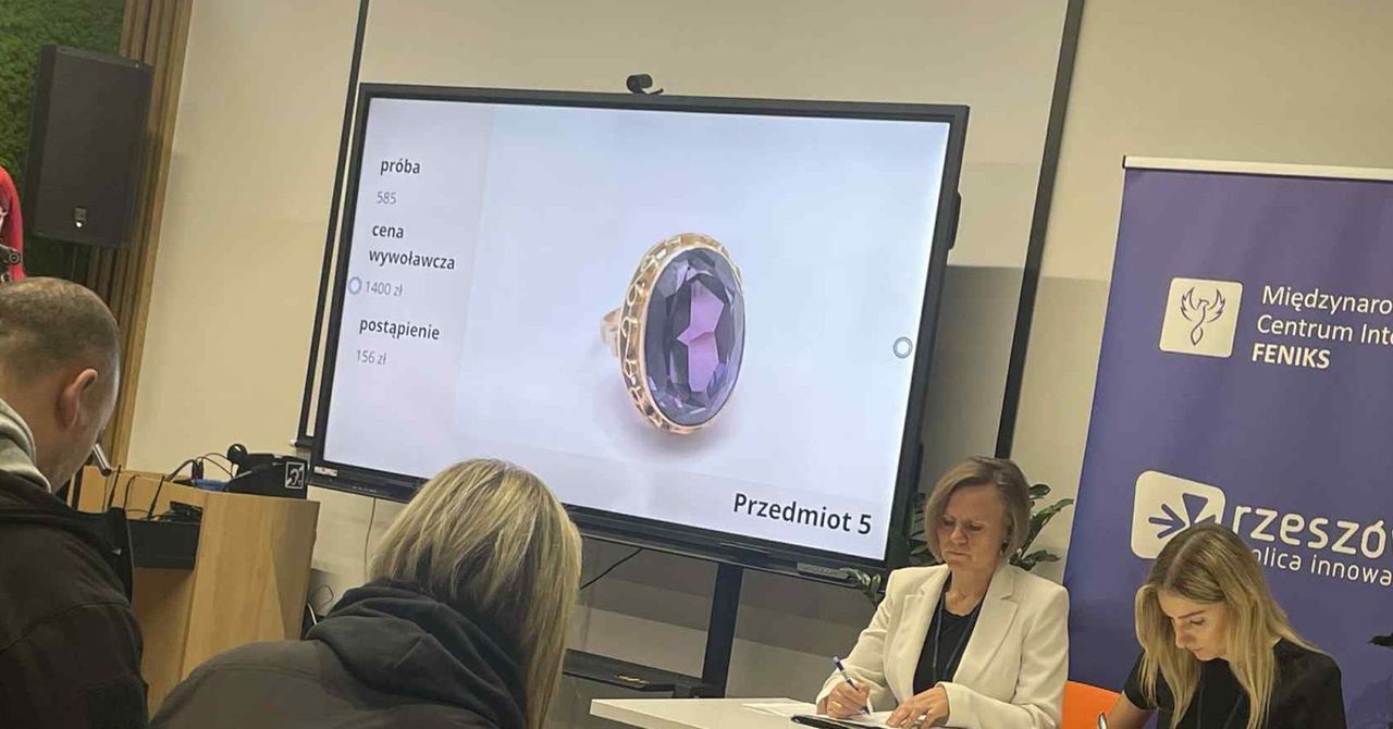 Rzeszów: Złota biżuteria znaleziona na śmietniku zlicytowana. Pierścionki i łańcuszki jak ze starego filmu