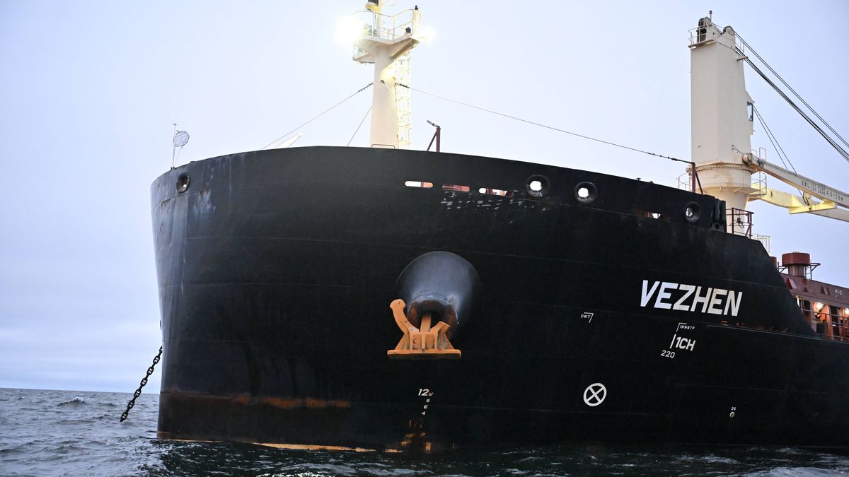 Swedish authorities stop cargo ship in Karlskrona after damaging fiber cable off Gotland
epa11855900 The cargo ship Vezhen is anchored outside Karlskrona, Sweden, 27 January 2025, for examination by Swedish authorities. According to tracking sites, the ship passed the area of the Latvian fiber cable that was damaged in the Swedish economic zone off Gotland on 26 January.  EPA/Johan Nilsson SWEDEN OUT 
Dostawca: PAP/EPA.
Johan Nilsson
cargo ship