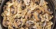 Obłędnie kremowy sos i chrupiące pieczarki. Ten tani przepis na obiad zawsze wychodzi