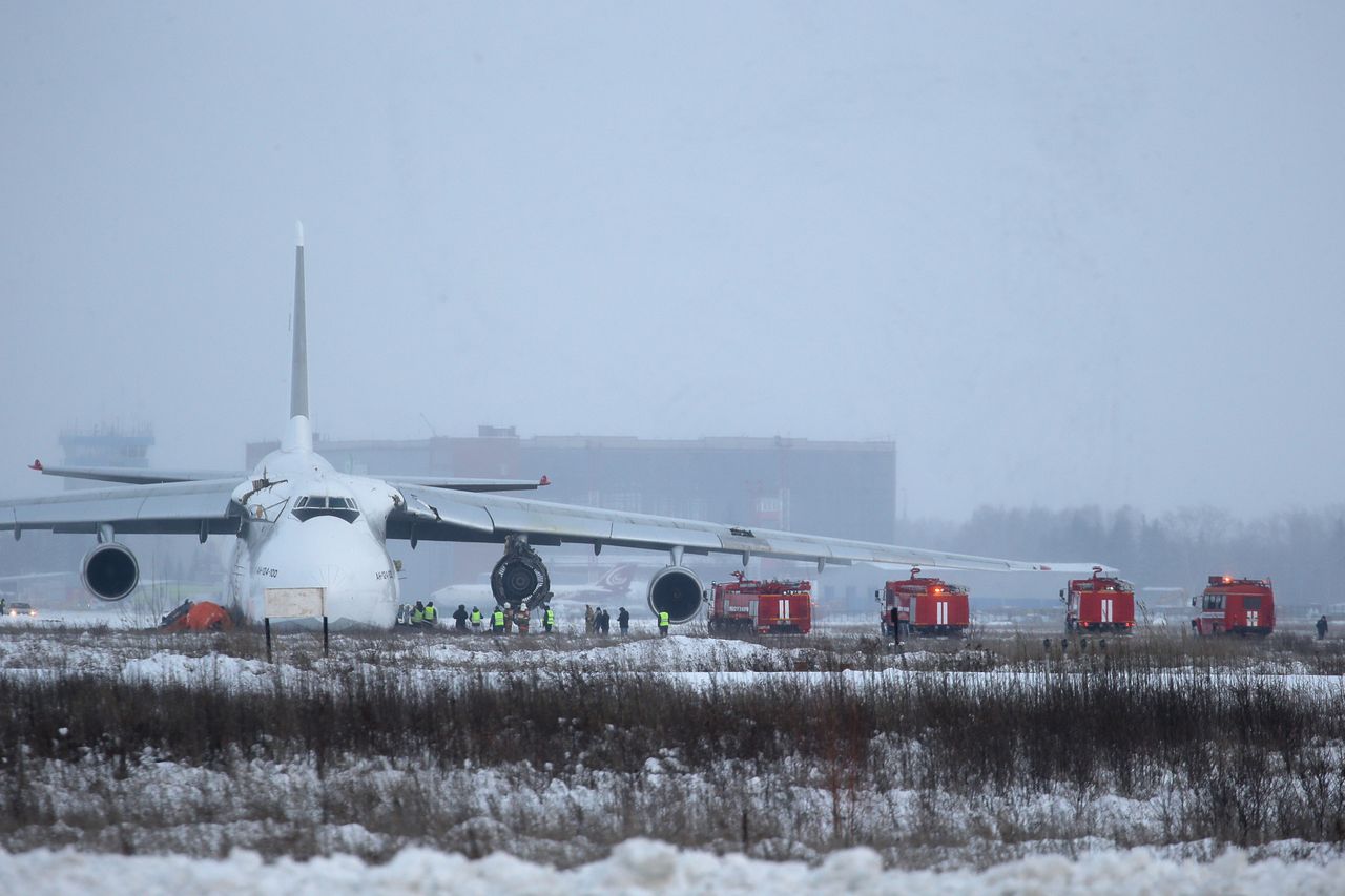 Rosja. Antonow An-124 Rusłan minął pas awaryjny podczas lądowania