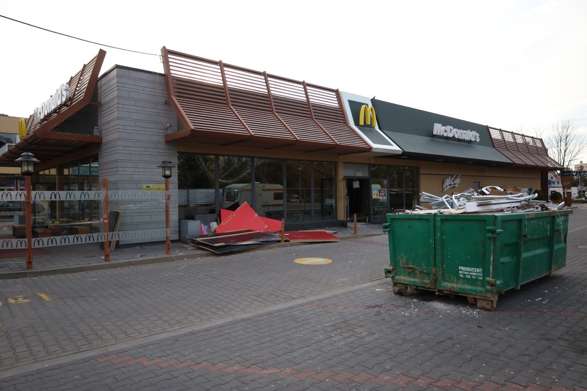 Tymczasowo zamknięta restauracja McDonald`s przy ulicy Lwowskiej 6
