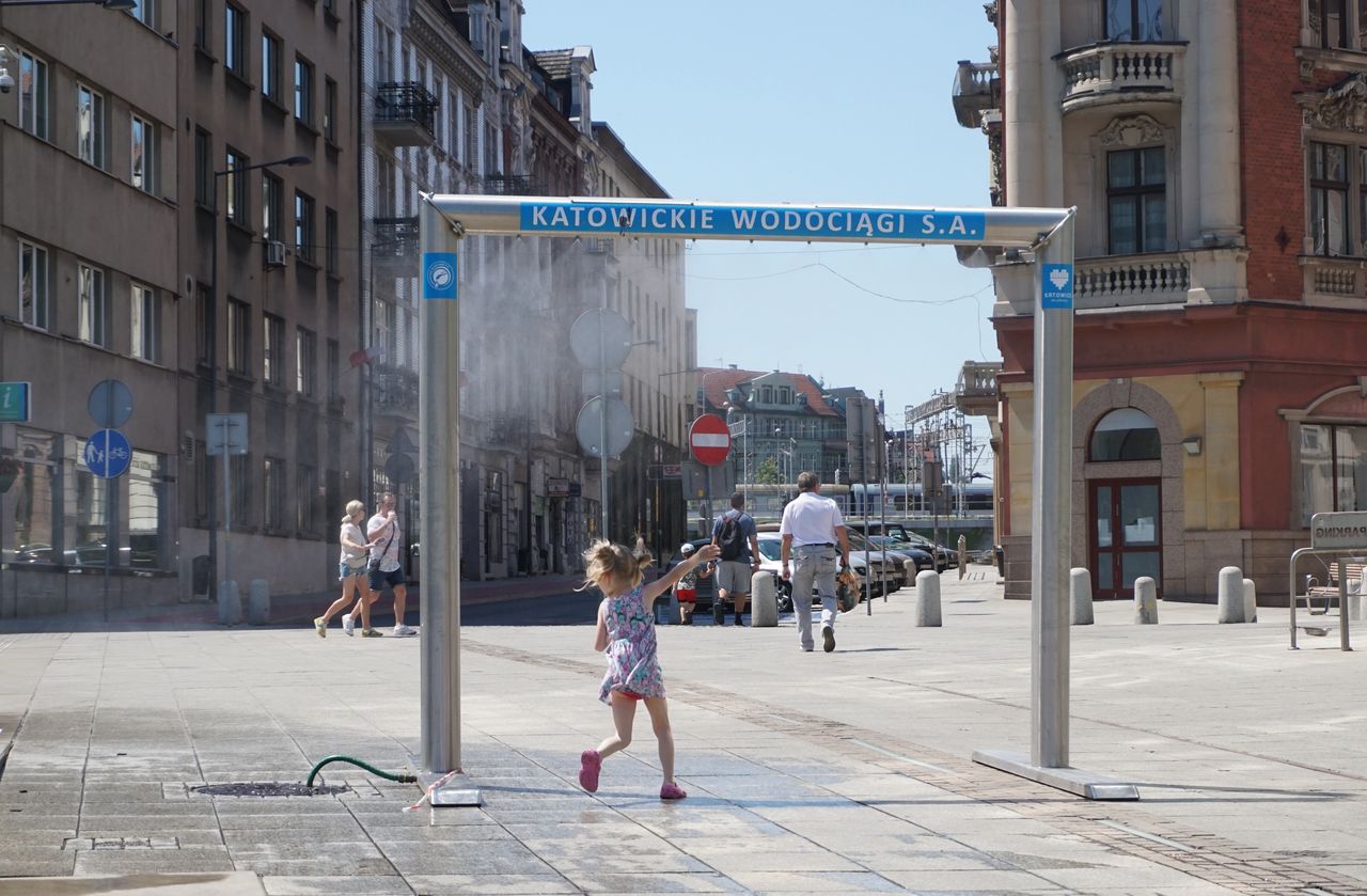 Miasto jak piekarnik. Gdzie szukać ochłody wśród betonozy? Tak chłodzą się Katowice
