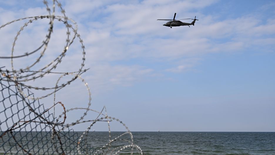 Gdańsk, 24.04.2024. Poszukiwania żołnierza wojsk-specjalnych na Bałtyku w okolicy Westerplatte w Gdańsku, 24 bm. Żołnierz zaginął w trakcie programowego szkolenia nurkowego. W akcji poszukiwawczej bierze udział śmigłowiec Marynarki Wojennej wraz z okrętem. (mr) PAP/Adam Warżawa ***Do tego materiału zdjęciowego dostępna jest również depesza w systemie CSI, pt.: Dowództwo Generalne: na Bałtyku zaginął żołnierz wojsk specjalnych; trwają poszukiwania***