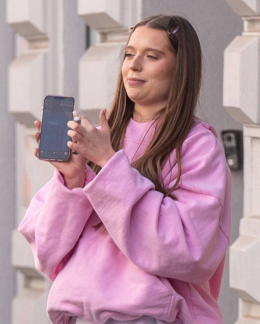 Nicol Pniewska przed sklepem ojca