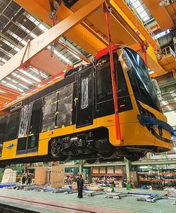 Warszawa. Nowe tramwaje płyną statkiem do Warszawy