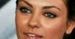 Mila Kunis na kolanach Clive'a Owena