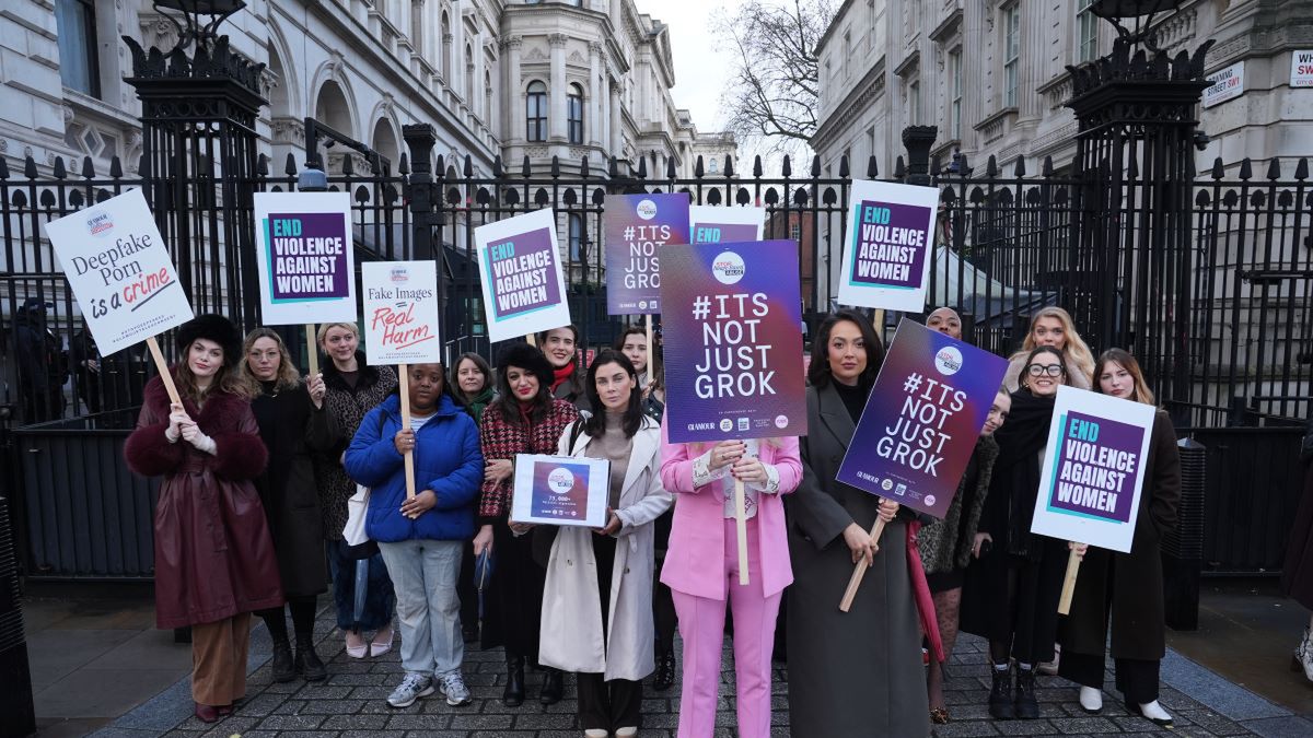 Protesty przeciw deepfake’om - zdjęcie ilustracyjne