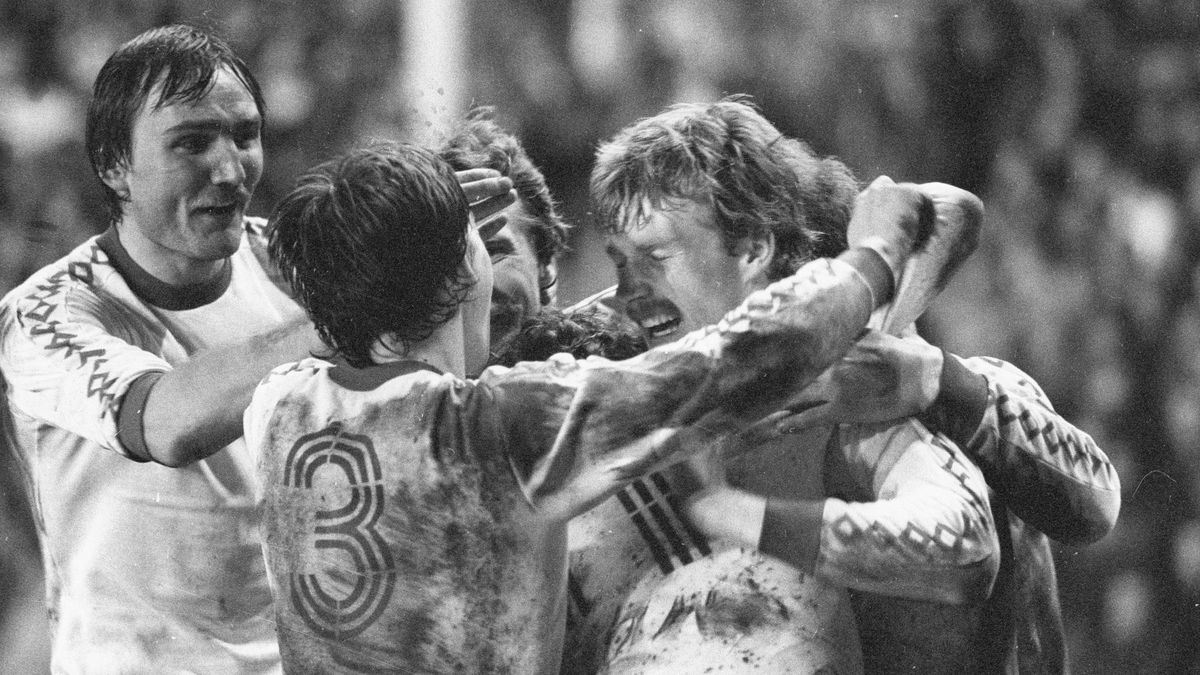 PAP / Andrzej Zbraniecki / Na zdjęciu: radość piłkarzy Widzewa na Anfield