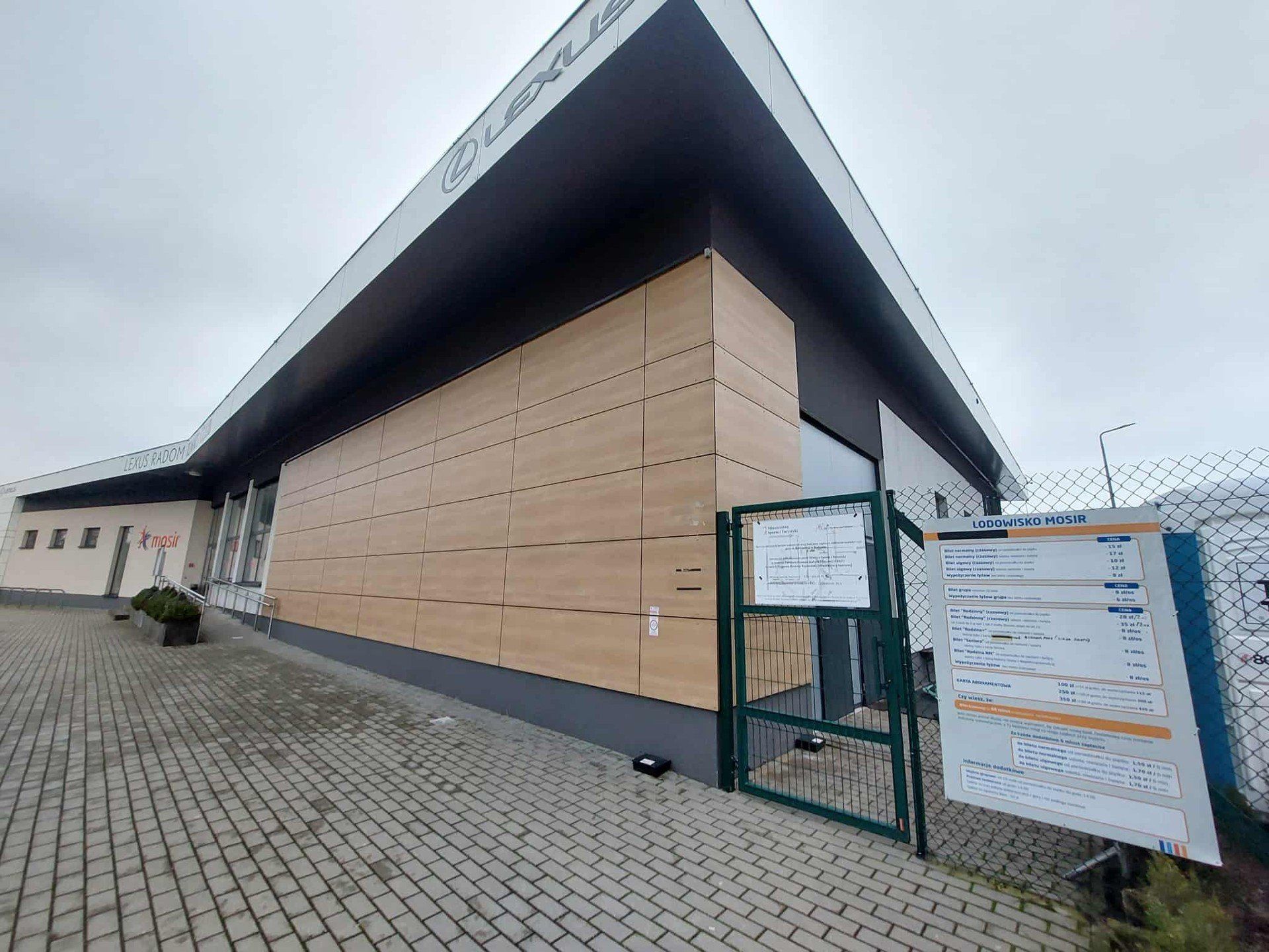 Lodowisko zostało ustawione na terenie kortów tenisowych Miejskiego Ośrodka Sportu i Rekreacji przy ulicy Bulwarowej w Radomiu.